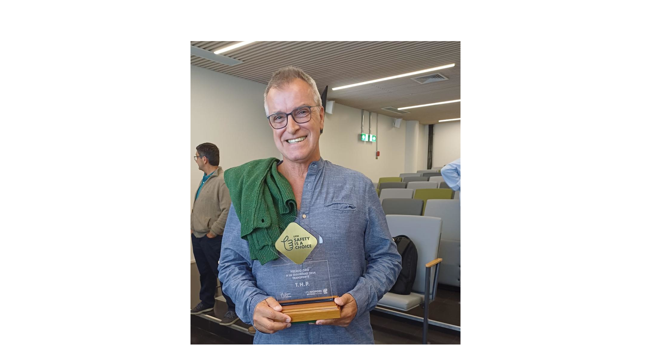 Hugo con el premio